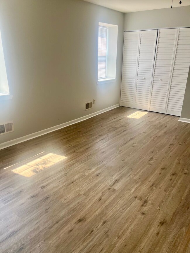 Building Photo - 3 Bedroom 2.5 Bath Unit Townhouse Frederic...