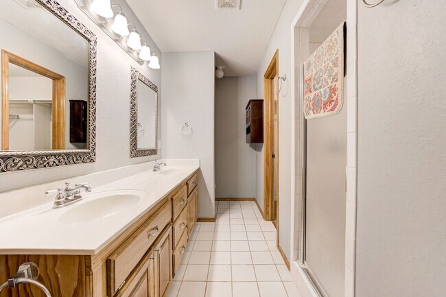 Building Photo - Beautiful 3x2 with Sunroom in Yukon
