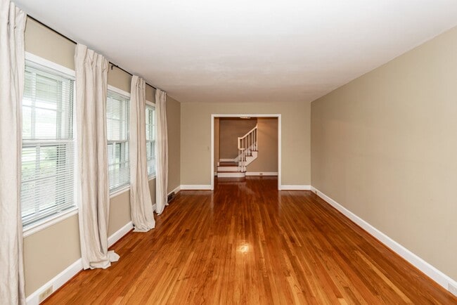 Building Photo - 6 Bedroom, 2.5 Bath House in Drayton on th...