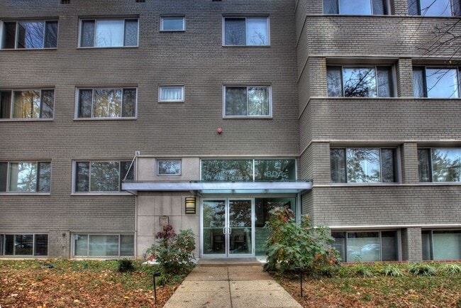 Building Photo - 804 Taylor St NW