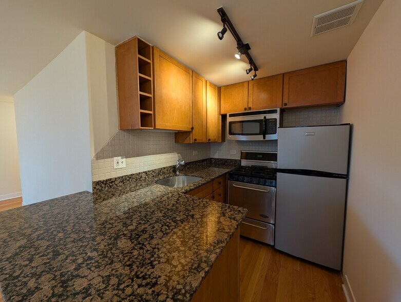 Building Photo - 630 W Wrightwood Ave