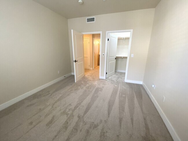 Building Photo - Updated 1 bedroom 55+ Community across from Wilson Park!
