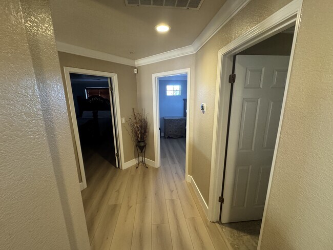 Building Photo - 10 Rhine Cir