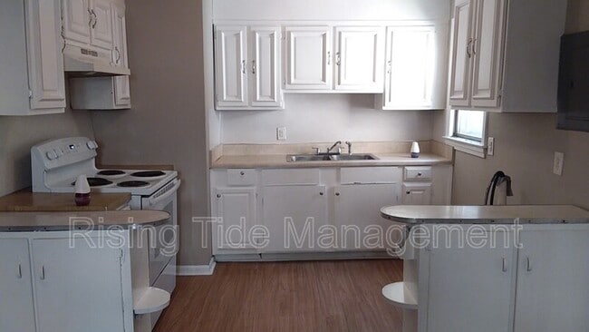 Building Photo - 1636 8th Ct W