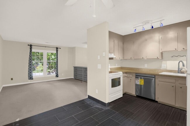 Building Photo - Lovely 3 bedroom, 1 1/2 bathroom home in G...