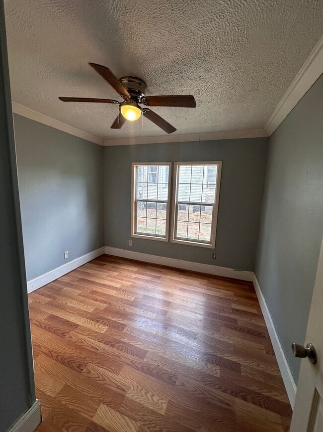 Building Photo - Spacious 2 Bedroom 1 Bath Apartment in Hig...