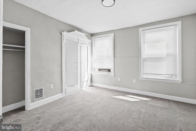 Building Photo - 2511 W Oakdale St