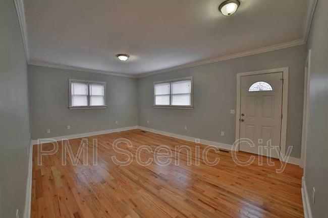 Building Photo - 513 Lytle St