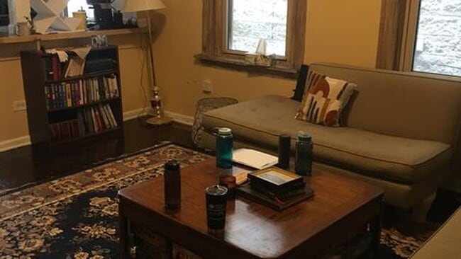 Building Photo - 821 N Hermitage Ave