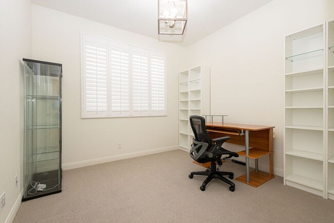 Building Photo - Bright and Airy Split-Level Townhouse in W...