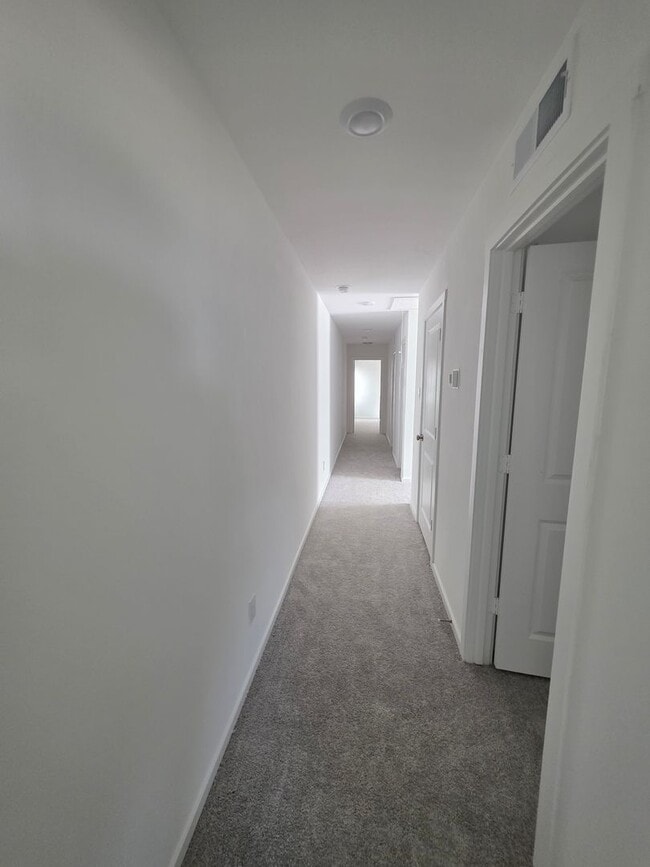 Building Photo - "Feel Right at Home – Modern 3 Bed, 2.5 Ba...