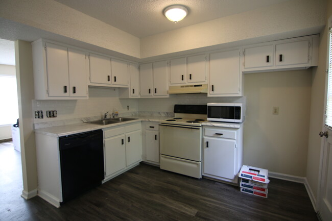 Kitchen - 609 Smithdale Dr