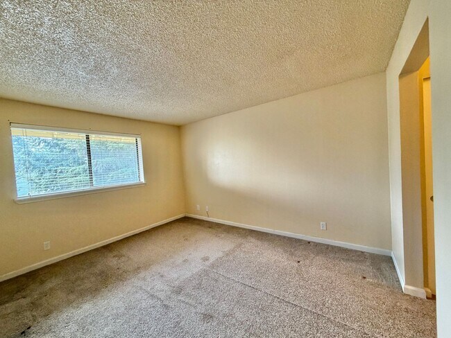 Building Photo - Affordable Top Floor Condo on Bus Route