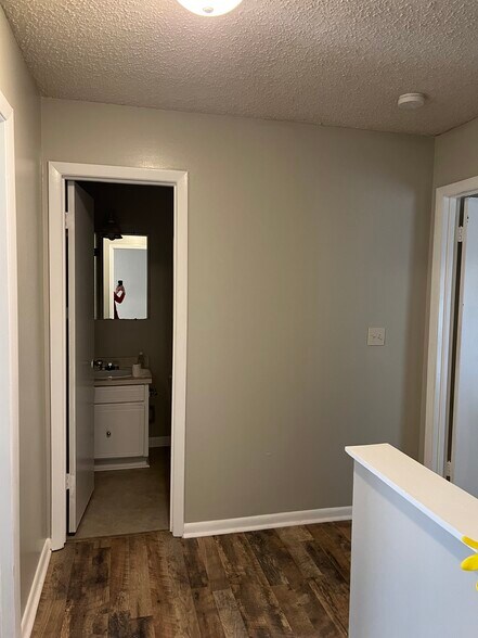 Building Photo - 537 Hickory Hill Dr