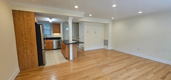 Building Photo - Spacious 1-Bedroom Townhouse in Scenic Area