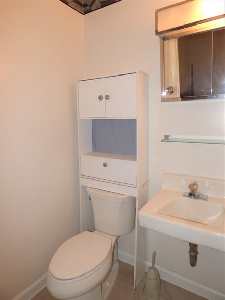 Building Photo - 410 6th Ave SW