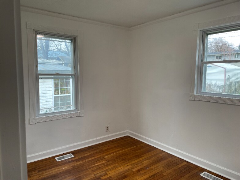 Building Photo - 1007 E Unaka Ave