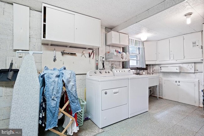 Building Photo - 8504 Sundale Dr