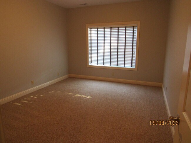 Building Photo - 4 bedroom duplex in Camdenton