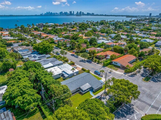 Building Photo - 1700 N Treasure Dr