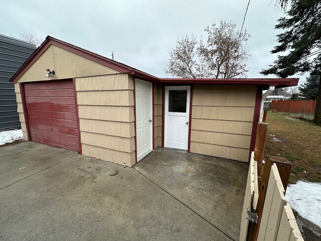 Building Photo - Cozy and Conveniently Located 2 Bed 1 Bath...