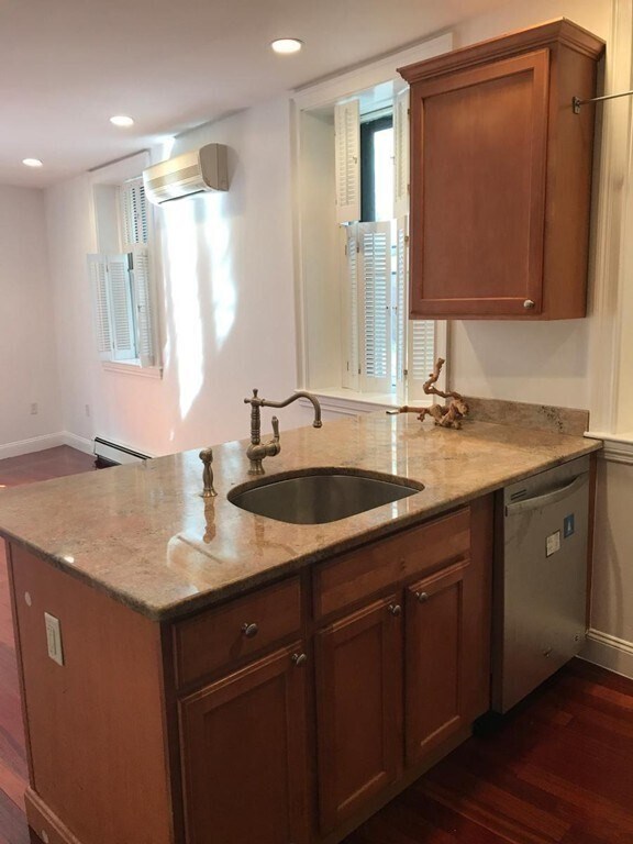 Building Photo - 76 W Cedar St