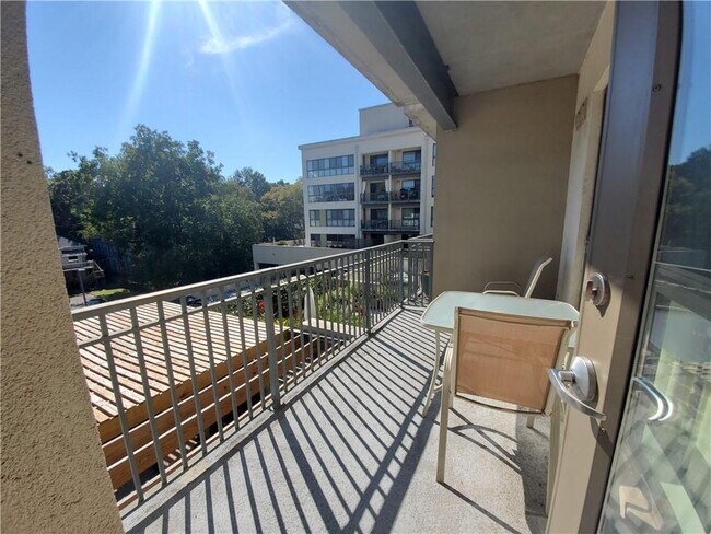 Building Photo - 563 Memorial Dr SE