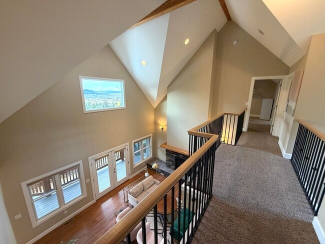 Building Photo - Absolutely Stunning, 6-Bed 3.5 Bath Execut...