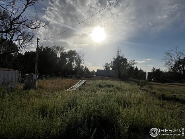 Building Photo - Get a country feel while in town at this u...