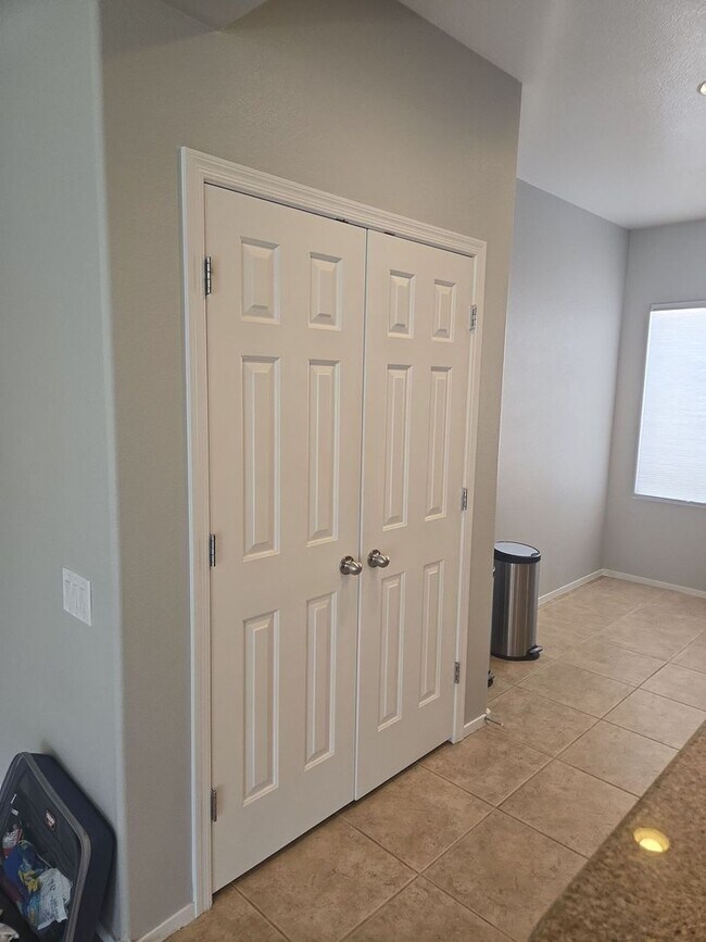 Building Photo - 3-bedroom, 2-bath home located in a cul-de-sac in desirable Anthem Highlands.
