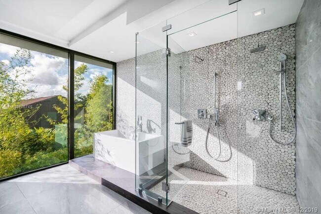 Building Photo - 521 Holiday Dr