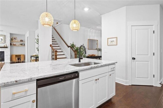 Building Photo - 178 Crestbrook Wy