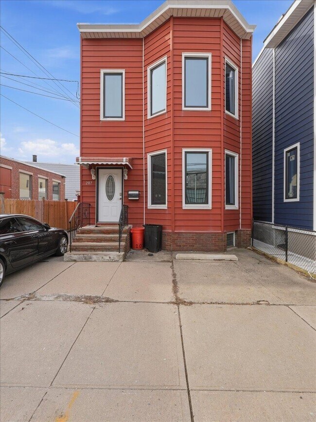 Building Photo - 207 19th St