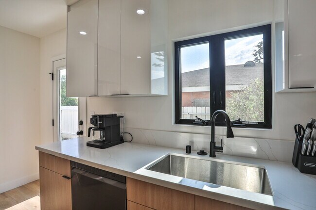 Building Photo - Fully Furnished 3BR Home in Long Beach W/ Appliances