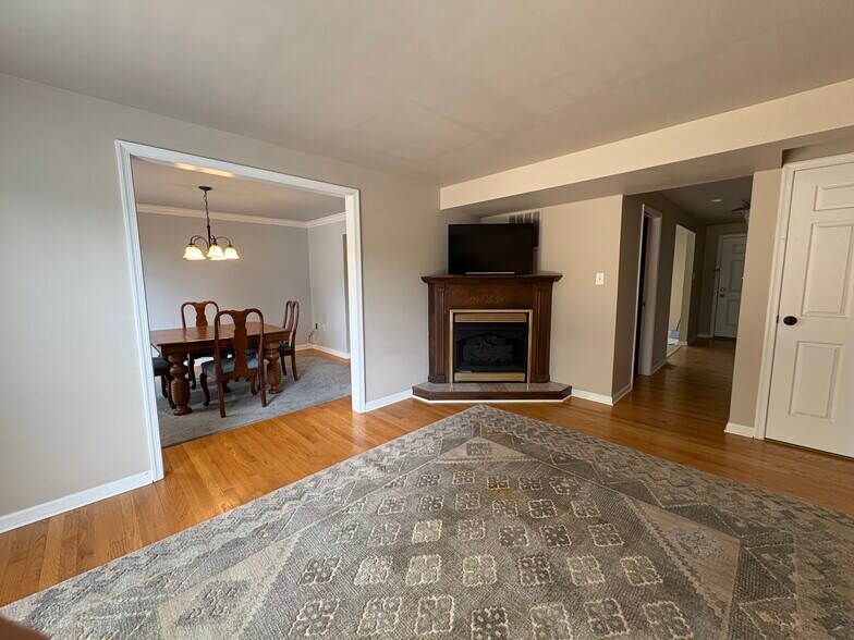 Building Photo - 8002 Cattail Ct