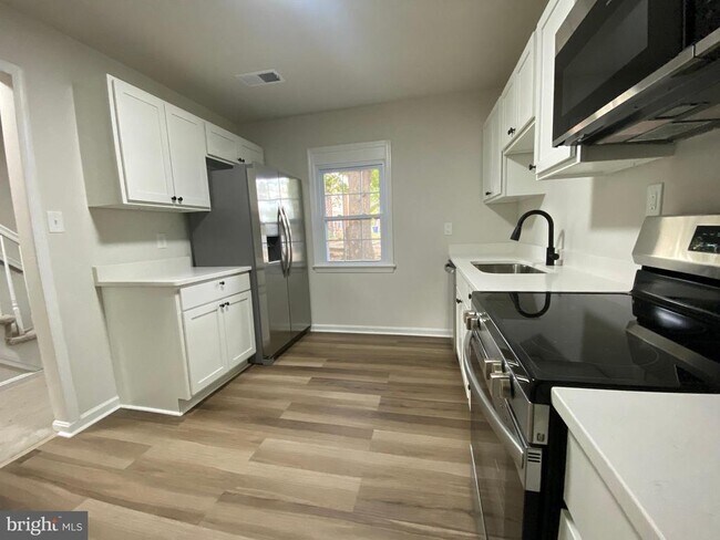 Building Photo - 9 Farrell Ln