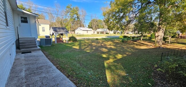 Building Photo - Lovely in Milner