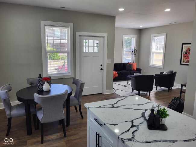 Building Photo - 822 N Gray St