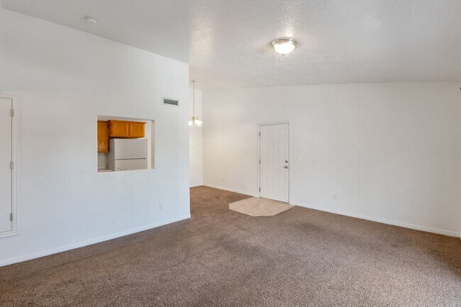 Building Photo - 3 Bedroom Top Floor Orem Condo w Awesome Amenities!
