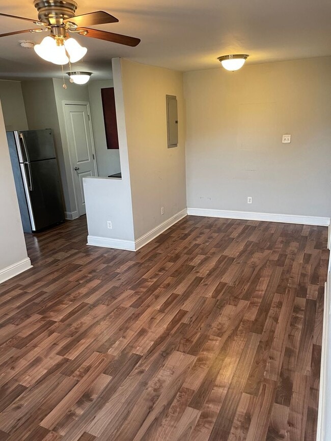 Building Photo - 1BD Corner Unit in Gated Complex, 2 Blocks...