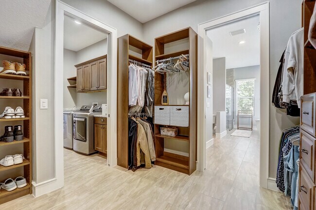 Building Photo - 10613 White Oak Dr