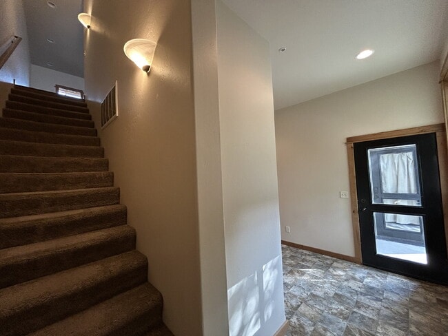 Building Photo - Upgraded 2 Bed, 1.5 Bath Townhouse with St...