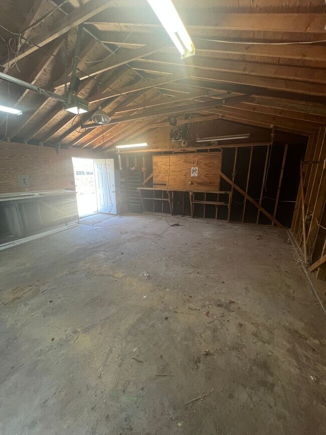 Building Photo - 4 Bed 3 bath remodeled home