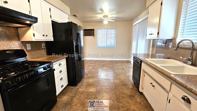Building Photo - 3BR / 1.5BA Duplex – Water, Sewer, Trash & Gardener Included – Pet Friendly