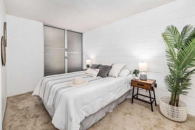 Building Photo - Remodeled 2 bedroom, 1 bath with assigned ...