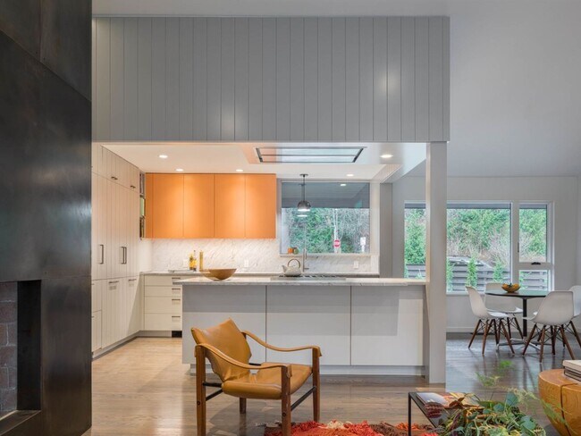 Building Photo - 3Bd/1.75Ba Shoreline Home