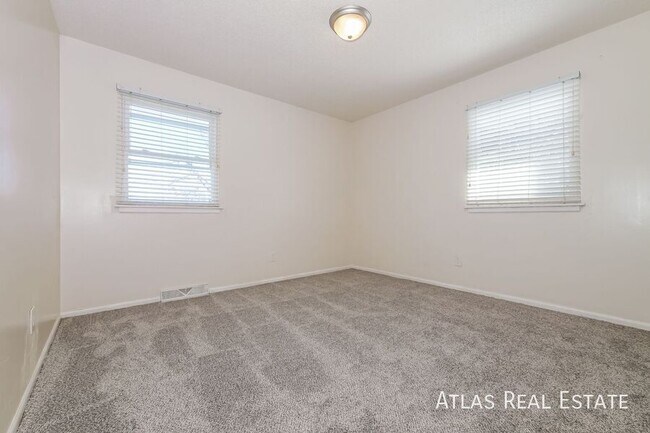 Building Photo - 906 SE 3rd Terrace