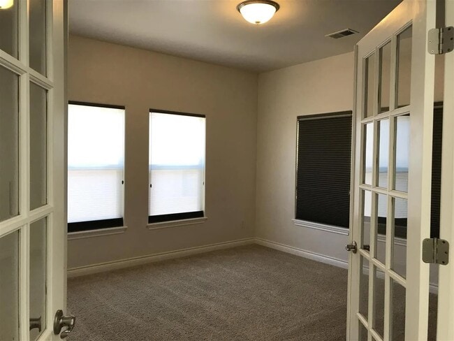 Building Photo - 331 Cliff View Dr