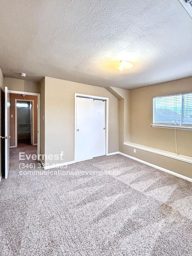 Building Photo - Beautiful 4-Bedroom Corner Lot Home in a P...