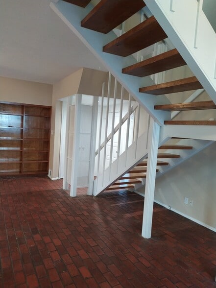 Building Photo - 7618 Village Trail Dr